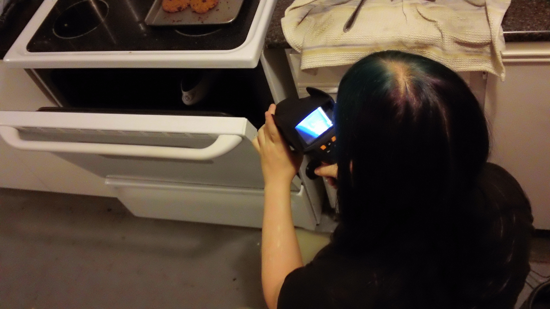 Sen baking roller skates in the Hacklab oven